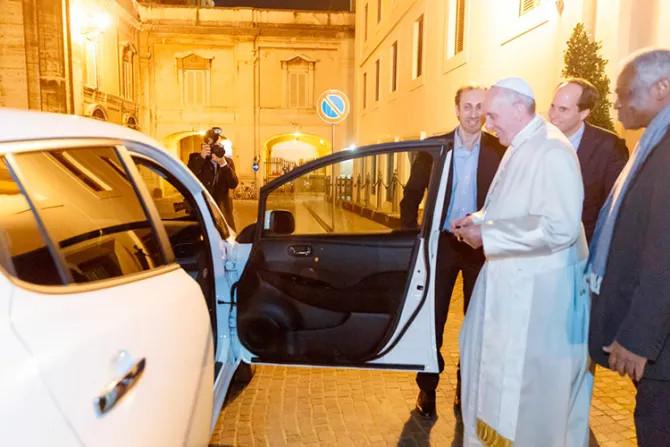 Con su nuevo automóvil el Papa da una lección a los líderes del mundo