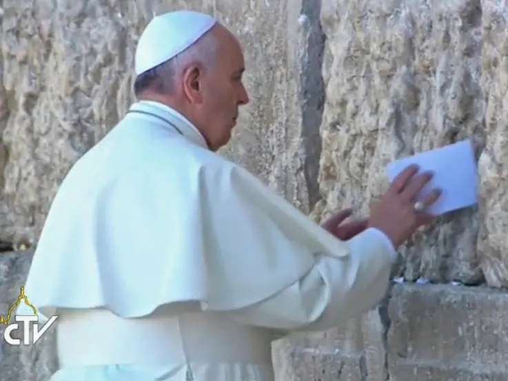 El Papa Francisco deposita su sobre en el Muro Occidental / Foto: Captura Youtube (CTV)?w=200&h=150