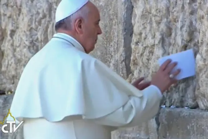 [VIDEO] El Papa Francisco deposita en el Muro de los Lamentos el Padrenuestro que escribió en español