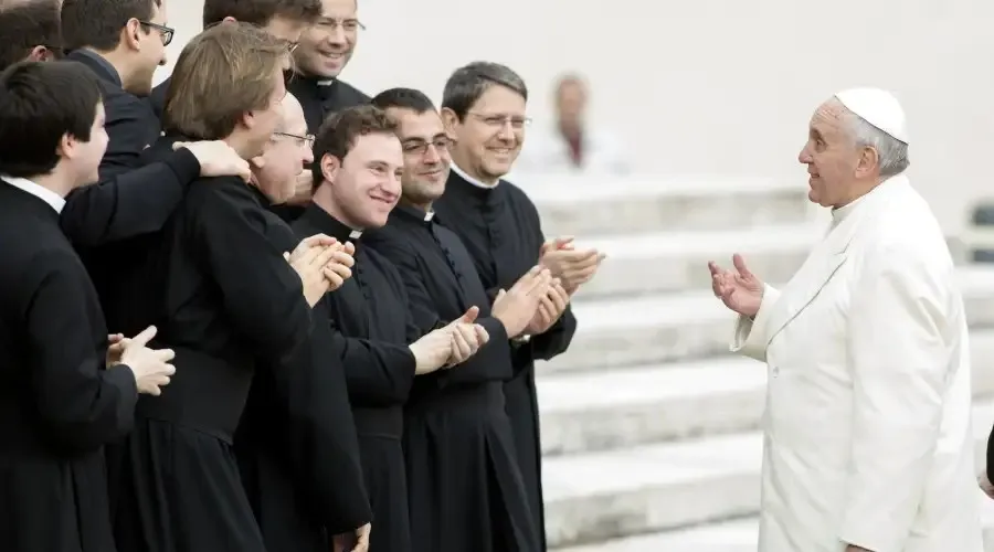 Papa Francisco junto a seminaristas. Crédito: Shutterstock?w=200&h=150