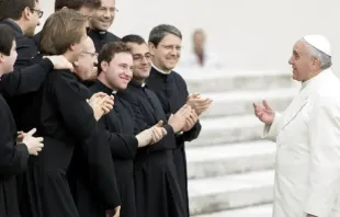 Papa Francisco junto a seminaristas. Crédito: Shutterstock 