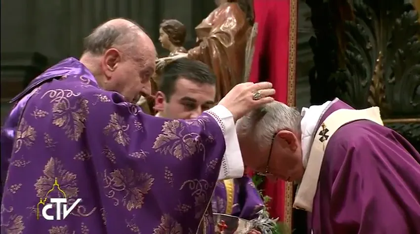 El Papa Francisco recibe las cenizas en la Misa de hoy en San Pedro. Captura Youtube