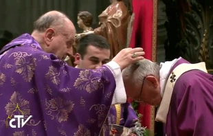 El Papa Francisco recibe las cenizas en la Misa de hoy en San Pedro. Captura Youtube 