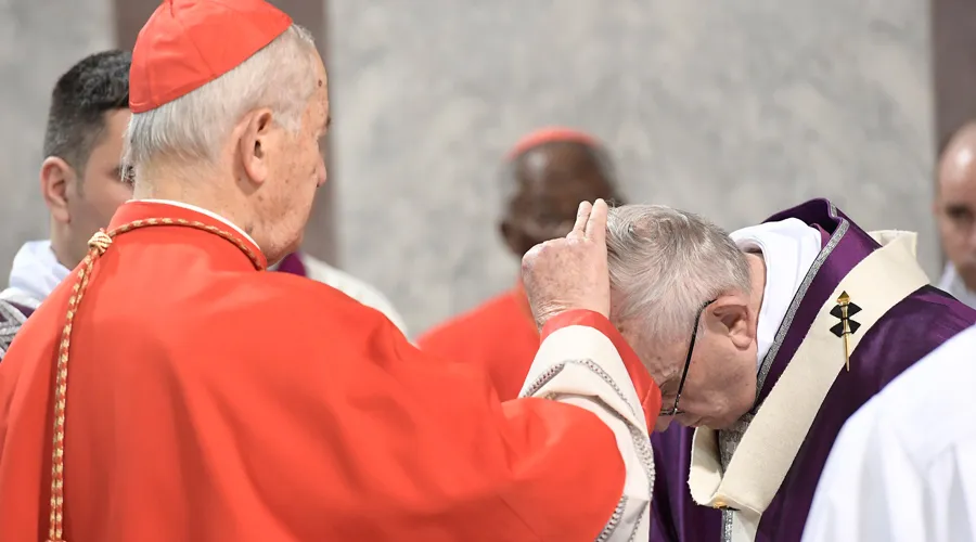 El Cardenal Jozef Tomko imparte la ceniza al Papa Francisco. Foto: L'Osservatore Romano?w=200&h=150
