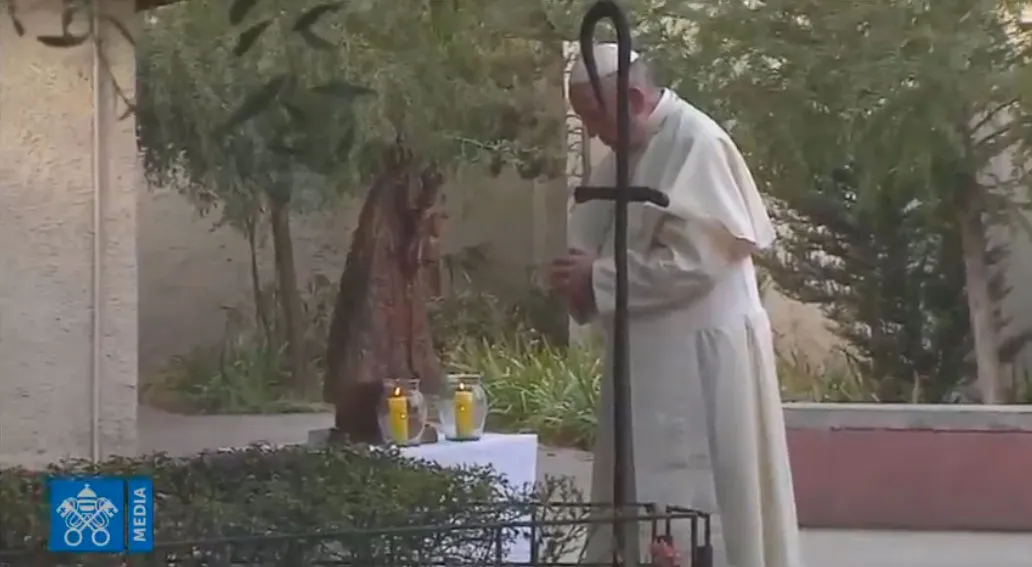 El Papa reza frente a la tumba de Mons. Enrique Alvear