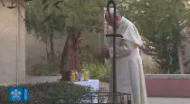 El Papa reza frente a la tumba de Mons. Enrique Alvear