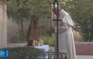 El Papa reza frente a la tumba de Mons. Enrique Alvear 