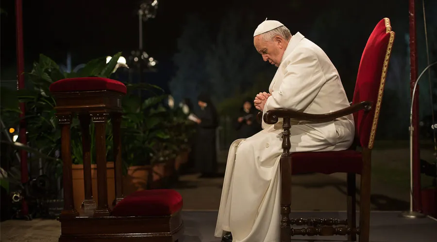 El Papa medita durante el Via Crucis de 2015. Foto: L'Osservatore Romano?w=200&h=150