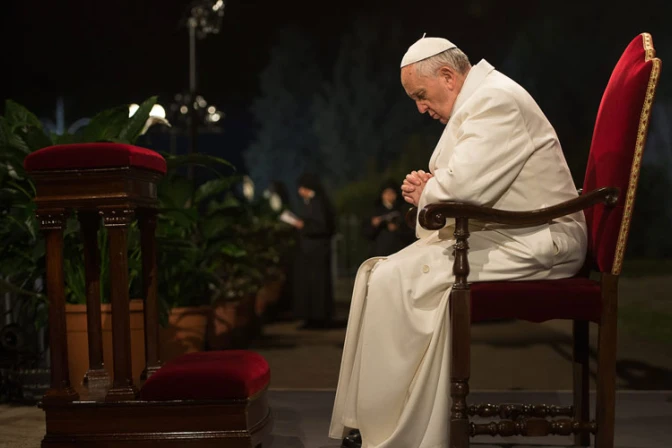 Refugiados, familia y perseguidos, temas del Via Crucis del Viernes Santo con el Papa