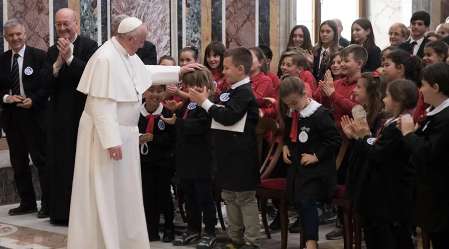 El Papa Francisco recibe a los hermanos de La Salle. Foto: Vatican Media