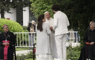 El papa Francisco con los ju00f3venes de Macedonia del Norte. Foto: Andrea Gagliarduci / ACI Prensa 