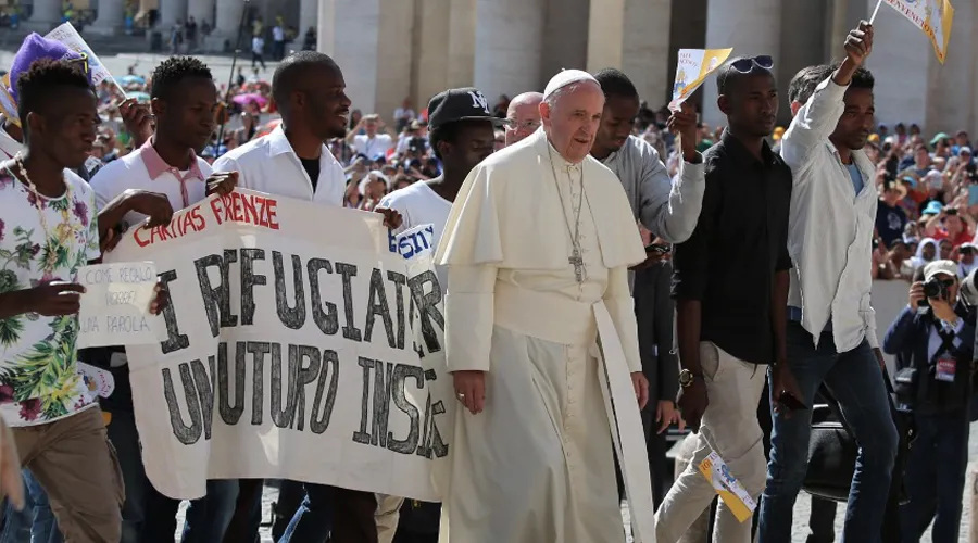 El Papa Francisco con jóvenes migrantes. Foto: Daniel Ibáñez / ACI Prensa