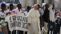 El Papa Francisco con jóvenes migrantes. Foto: Daniel Ibáñez / ACI Prensa 