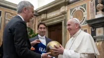 El Papa Francisco saluda al presidente de la Liga Nacional Italiana de Diletantes. Foto: Vatican Media