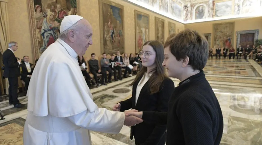 El Papa Francisco con jóvenes de la Acción Católica. Foto: Vatican Media