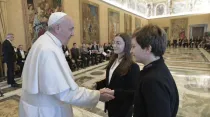 El Papa Francisco con jóvenes de la Acción Católica. Foto: Vatican Media