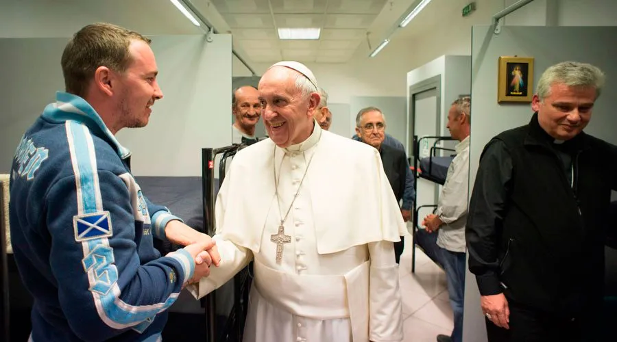 El Papa Francisco visita el nuevo dormitorio Don de Misericordia para personas sin techo cerca de San Pedro. Foto L'Osservatore Romano ?w=200&h=150