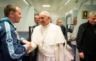 El Papa Francisco visita el nuevo dormitorio Don de Misericordia para personas sin techo cerca de San Pedro. Foto L'Osservatore Romano  