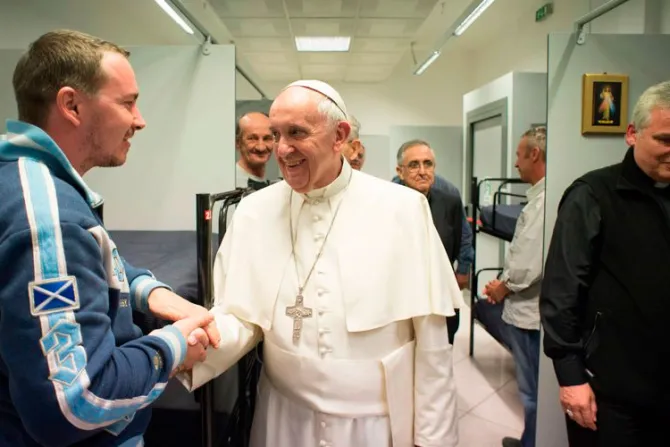 Papa Francisco visita nuevo dormitorio del Vaticano para los sin techo cerca de San Pedro