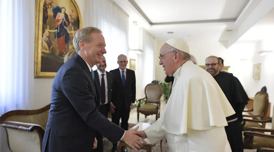 El Papa Francisco con el Presidente de Microsoft, Brad Smith. Foto: Vatican Media?w=200&h=150