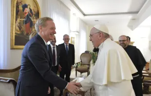 El Papa Francisco con el Presidente de Microsoft, Brad Smith. Foto: Vatican Media 