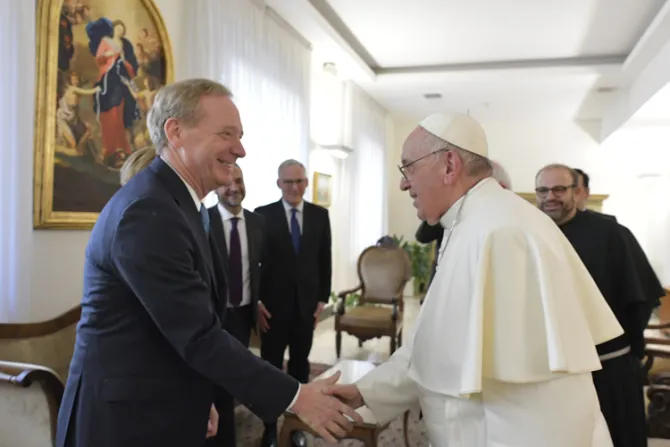Papa Francisco recibió al presidente de Microsoft, Brad Smith