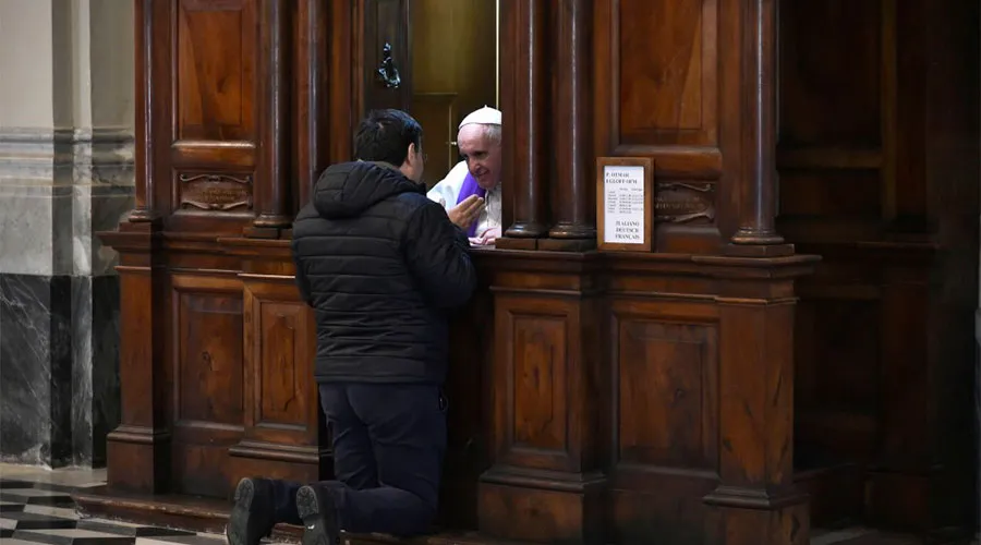 El Papa confesando en el Vaticano. Foto: Flickr Hernan Piñera (CC-BY-SA-2.0)?w=200&h=150