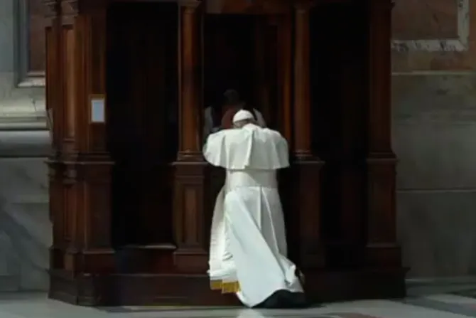 Papa Francisco se confiesa y confiesa a fieles en Jornada “24 horas para el Señor”