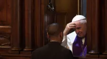Imagen de archivo del Papa Francisco confesando. Foto: Vatican Media