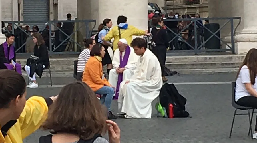 El Papa confiesa a adolescentes en la Plaza de San Pedro. Foto: www.iubilaeummisericordiae.va?w=200&h=150