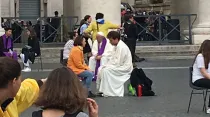 El Papa confiesa en la Plaza de San Pedro en 2016. Foto: www.iubilaeummisericordiae.va