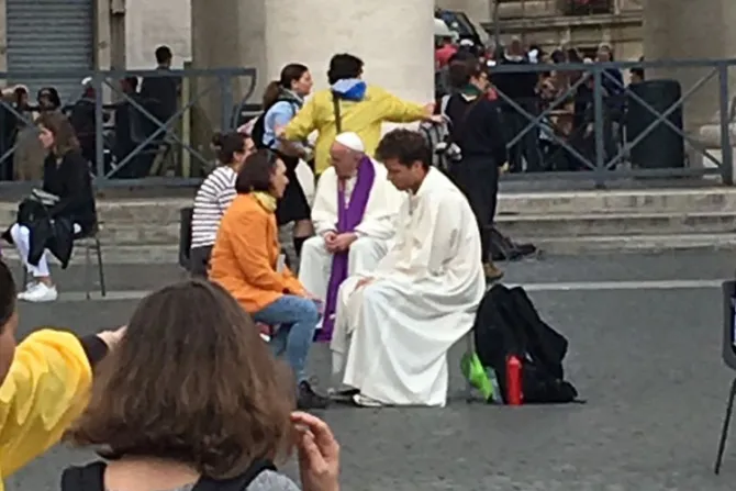 [FOTOS] Papa Francisco sorprende y confiesa a 16 adolescentes en Plaza San Pedro