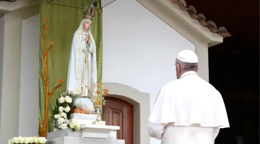 El Papa Francisco reza en el Santuario de Nuestra Señora de Fátima en Portugal el 12 de mayo de 2017 | Crédito: Vatican Media