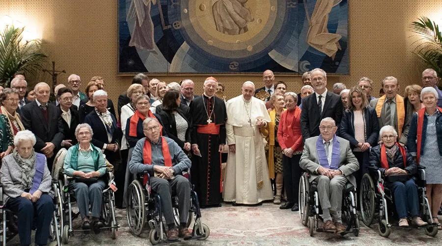 El Papa recibió en el Vaticano a este coro de ancianos enfermos de Alzheimer [VIDEO]