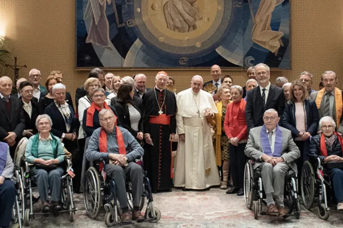 El Papa recibió en el Vaticano a este coro de ancianos enfermos de Alzheimer [VIDEO]