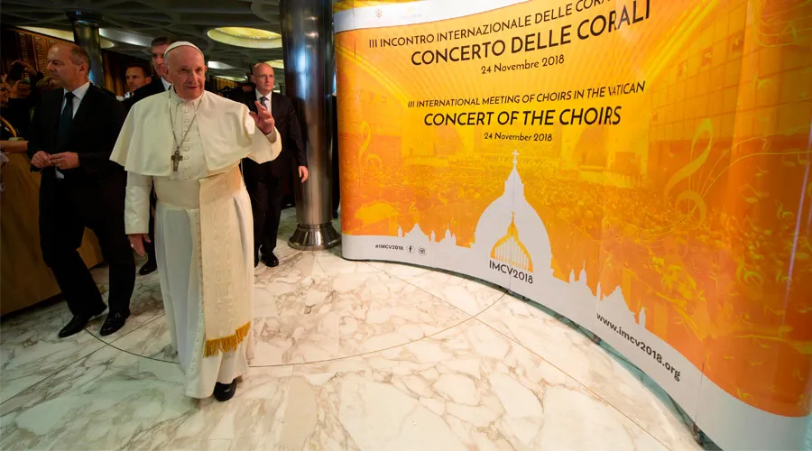 El Papa Francisco a su llegada el encuentro de coros. Foto: Vatican Media?w=200&h=150