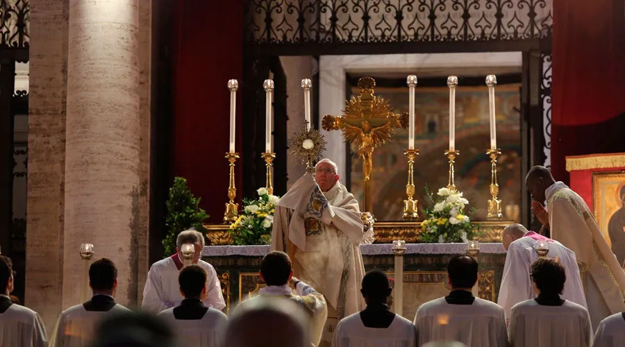Papa Francisco con el Santísimo Sacramento / Foto: Alexei Gotovskiy (ACI Prensa)?w=200&h=150