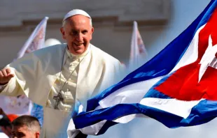 Papa Francisco. Foto: Daniel Ibáñez - ACI Prensa / Bandera de Cuba. Foto: stuart Burns (CC BY 2.0) 