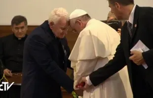 El P. Ernest Simoni y el Papa Francisco en Albania (Captura pantalla CTV) 