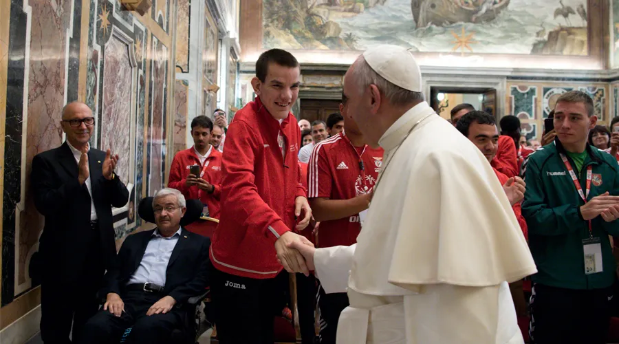 El Papa saluda a un deportista con discapacidad. Foto: L'Osservatore Romano