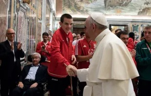 El Papa saluda a un deportista con discapacidad. Foto: L'Osservatore Romano 