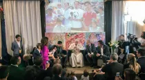 El Papa Francisco dialoga con algunos niños de México. Foto: Scholas Occurrentes