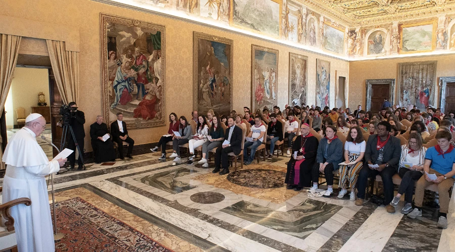 El Papa Francisco con los jÃ³venes de la DiÃ³cesis de Aire et Dax. Foto: Vatican Media