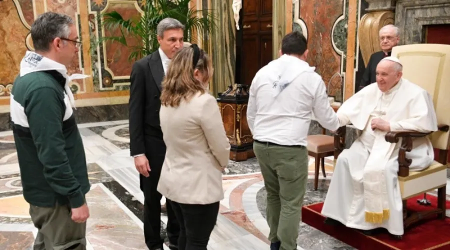 Papa Francisco saluda a los miembros de la Fundación Madre Esperanza de Talavera de la Reina. Crédito: Vatican Media  ?w=200&h=150