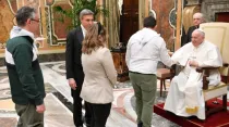 Papa Francisco saluda a los miembros de la Fundación Madre Esperanza de Talavera de la Reina. Crédito: Vatican Media  