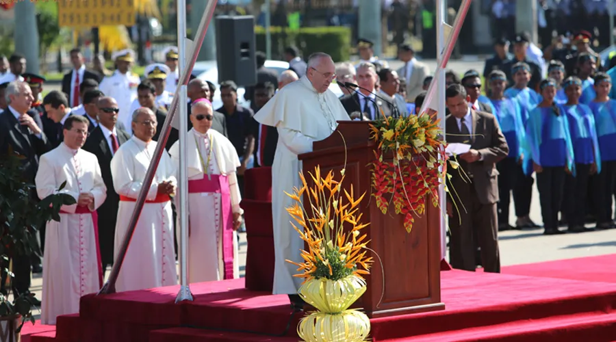 Saludo del Papa Francisco a las autoridades de Sri Lanka   /   Crédito: Alan Holdren (ACI Prensa)?w=200&h=150