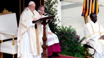 El Papa pronuncia la homilía en la Misa. Foto: Daniel Ibáñez / ACI Prensa