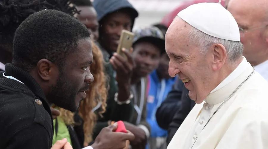 El Papa saluda a un emigrante durante su visita a Bologna en 2017: Foto: Vatican Media