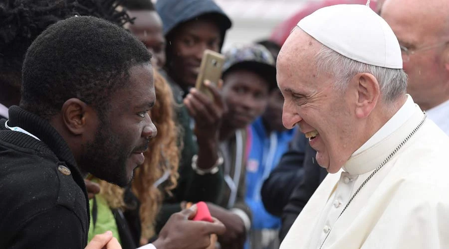 El Papa saluda a un emigrante durante su visita a Bologna en 2017: Foto: Vatican Media?w=200&h=150