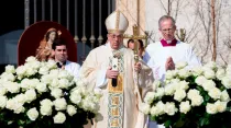 El Papa Francisco celebra la Misa de Pascua y la Bendición Urbi et Orbi en la Plaza de San Pedro el 1 de abril de 2018 | Crédito: Daniel Ibáñez